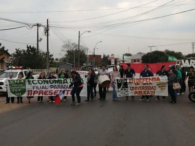 Vuelven a cerrar ruta en reclamo de equiparación salarial en UNA Paraguarí