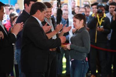 Entregan becas universitarias en San Juan del Ñeembucú