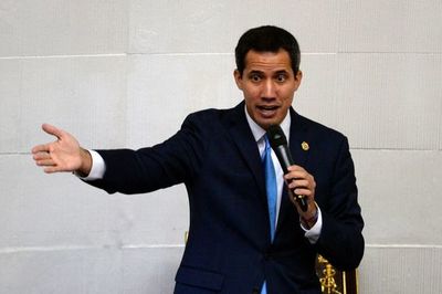 Guaidó tacha de “montaje” fotos que lo vinculan con paramilitares colombianos
