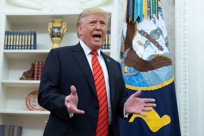 Trump intensifica su retórica en Twitter bajo la amenaza de destitución