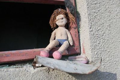 Hombre que abusó de sus seis hijas está prófugo