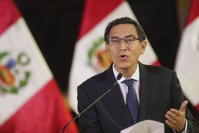 Presidente de Perú afianza su poder con apoyo ciudadano y militar
