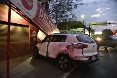 Violento choque entre camioneta y un colectivo en Luque
