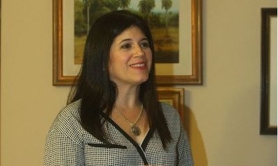 Ejecutivo acepta renuncia de Ullón y designa a amiga de Silvana y Marly