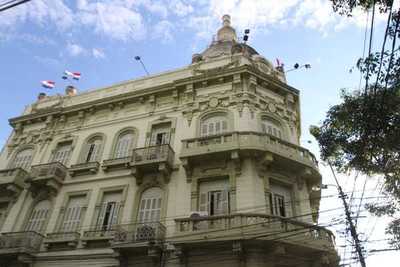 Funcionarios de Hacienda piden reajuste salarial del 28,9%