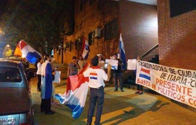 Escraches en Itapúa a diputados que blindaron a sus colegas