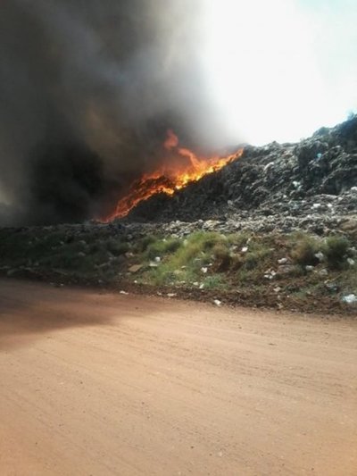 Bomberos sofocan incendio en Cateura