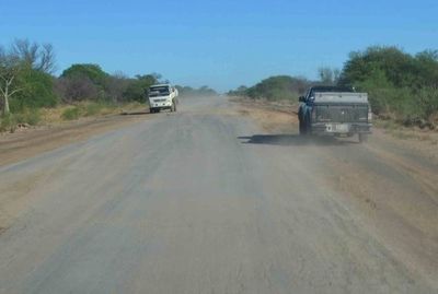 Salen de la calzada para evitar los cráteres de la Transchaco