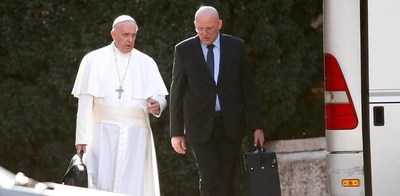 Escándalo en el Vaticano: echan al “ángel guardián” del papa Francisco