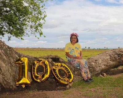 Abuela celebra sus 100 años de manera inusual y divertida