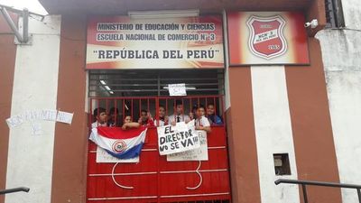 Alumnos toman escuela Comercio Nº3 para exigir nombramiento de director