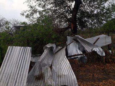 Viviendas y local escolar afectados por temporal en Bahía Negra