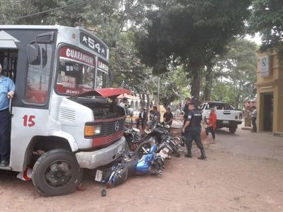 Colectivo rodó libre por pendiente y atropelló una cantidad de motos