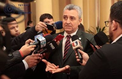 Ministro califica de ilegal brazos caídos de la Policía
