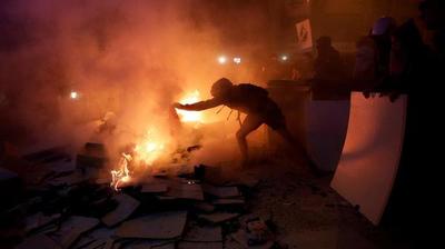 Incidentes en Barcelona: fuego cerca de la sede de Gobierno