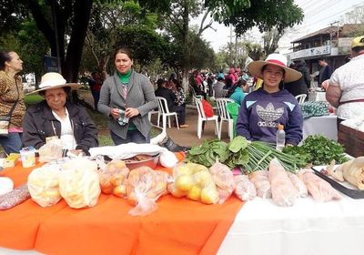Mujeres realizan feria de productos