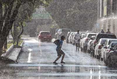 Pronostican mitad de semana fresca a cálida, con lloviznas
