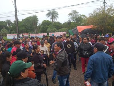 Pobladores se manifiestan frente a Yacyretá en Ayolas
