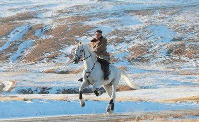 Un paseo de Kim a caballo entre montañas nevadas y los rumores se disparan