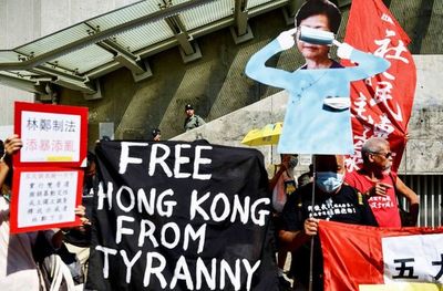 Líder pro democracia de Hong Kong atacado a martillazos