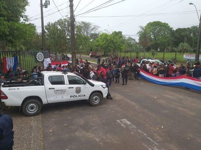 Manifestantes de Ayolas van cuarto intermedio