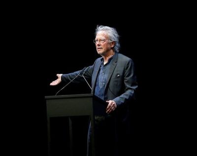 Academia Sueca defiende a Handke de acusaciones de negar crímenes de guerra