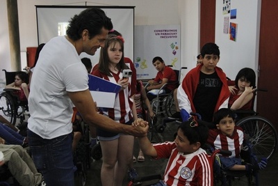 Nelson Haedo visitó Teletón y los niños lo guiaron durante el recorrido