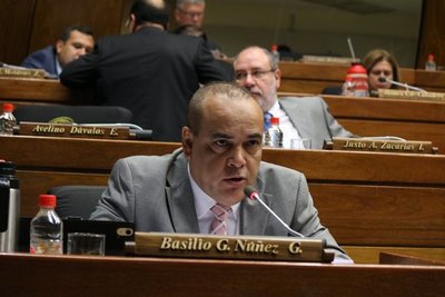 Bachi Núñez: “Senado presume de ser la cámara de la dignidad pero tiene a 3 miembros truchos”
