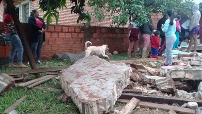 Derrumbe de muro deja sin vivienda a una pareja en San Antonio