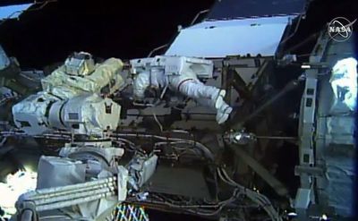 Mujeres estadounidenses realizan caminata espacial histórica