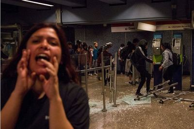 Santiago en caos tras protestas por aumento de tarifa del Metro