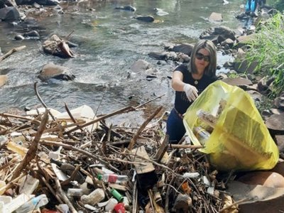 Crece la inconsciencia: Se duplica basura extraída del arroyo Acaraymí