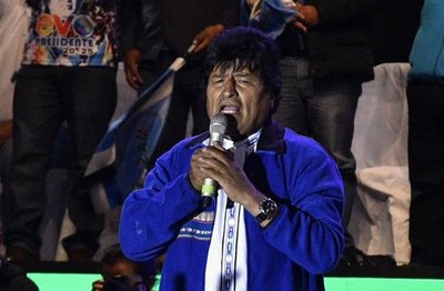 Evo Morales celebra "un triunfo más" y asegura conservar mayoría parlamentaria