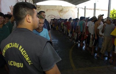 Funcionarios penitenciarios irán a huelga si no llegan a un acuerdo