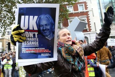 Assange comparece ante la Justicia británica con dificultades para hablar