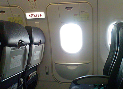 Quiso abrir la salida de emergencia de un avión en vuelo y lo tuvieron que atar