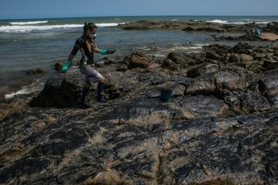 Brasil: Equipo juega con ropa “manchada” de petróleo, denunciando contaminación