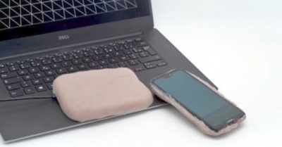 Crean una carcaza para celular con piel humana