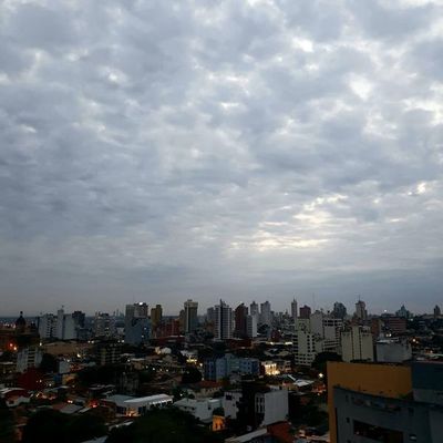Pronostican un martes fresco a cálido y con mucha humedad
