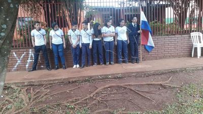 Jóvenes encadenados a la Intendencia de Mator Otoño