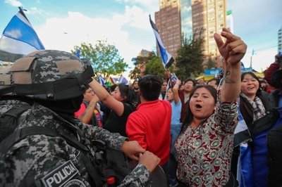 Adeptos de Mesa y Morales se enfrentan en Bolivia por recuento de votos