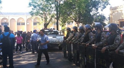 Concejales de Lambaré sesionan en el comedor de una comisaría por incidentes