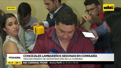 Tras ser echados por momentos, concejales lambareños sesionan en comisaría