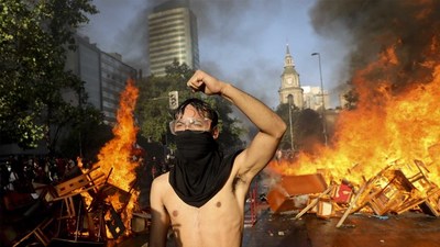 Chile arde en el primer día sin militares en la calle y tras el cambio de gabinete