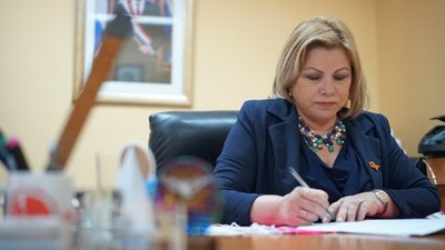 Cómo volverse multimillonario en 4 años, curso que debería dictar la ministra de la Mujer