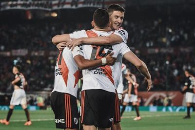 River ganó y alcanzó la cima