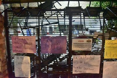 Estudiantes secundarios toman el Colegio Stella Maris