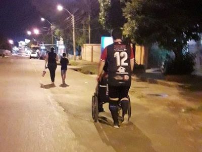 San Ignacio; lleva a su madre habitualmente a la cancha, porque ella quiere ver el partido de su hijo