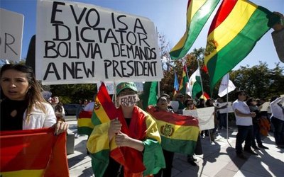 Líderes de grupos cívicos de Bolivia dan 48 horas a Morales para renunciar