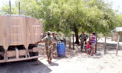 Militares reparten agua en Fuerte Olimpo